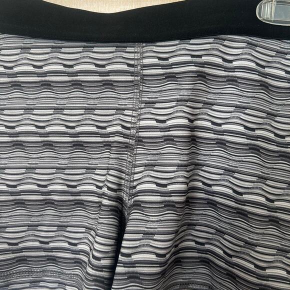 Grey and black sportswear shorts - Picture 5 of 7